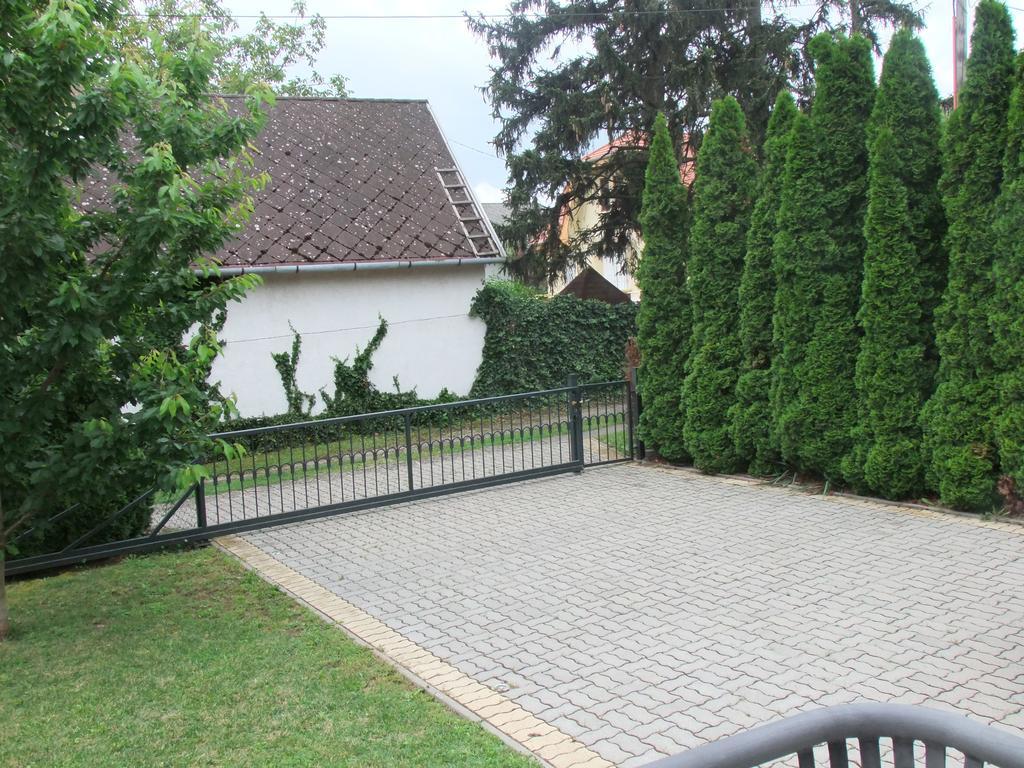 Levente Apartman Balatongyorok Luaran gambar