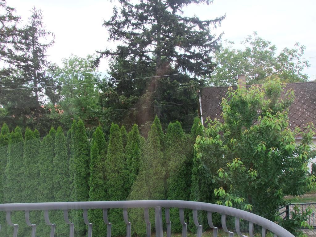 Levente Apartman Balatongyorok Luaran gambar