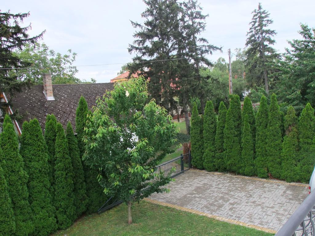 Levente Apartman Balatongyorok Luaran gambar